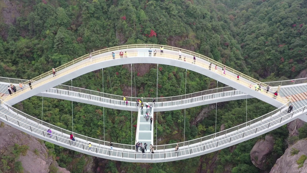 Ruyi bridge, the dizzying wave in the clouds